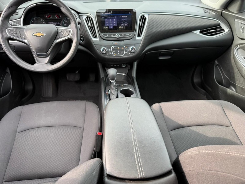 Chevrolet Malibu Vehicle Full-screen Gallery Image 11