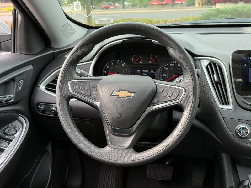 Chevrolet Malibu Vehicle Full-screen Gallery Image 12