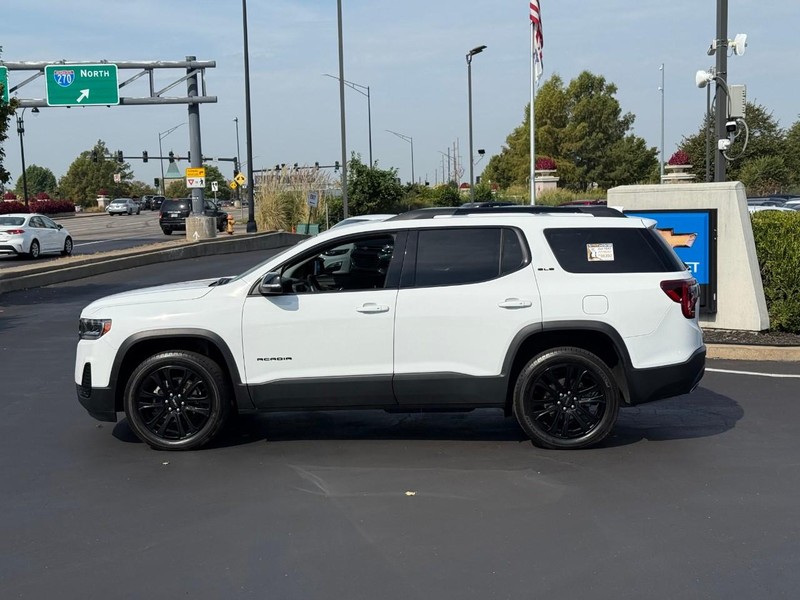 GMC Acadia Vehicle Full-screen Gallery Image 2