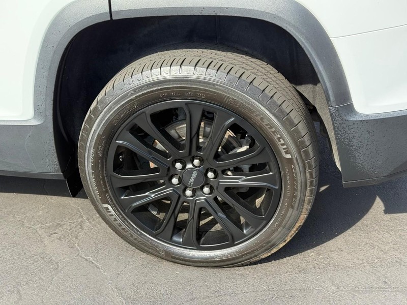 GMC Acadia Vehicle Full-screen Gallery Image 4