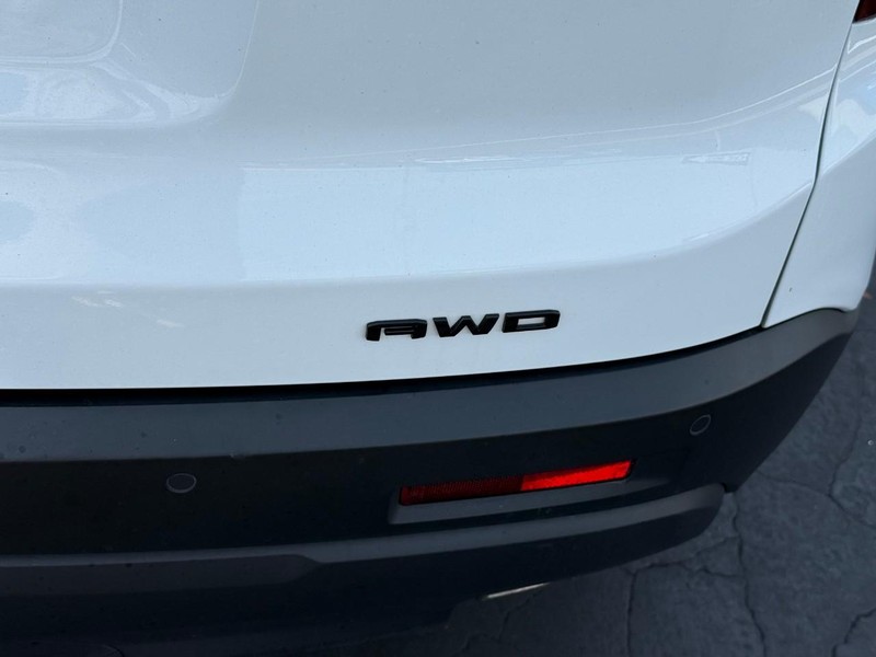 GMC Acadia Vehicle Full-screen Gallery Image 6