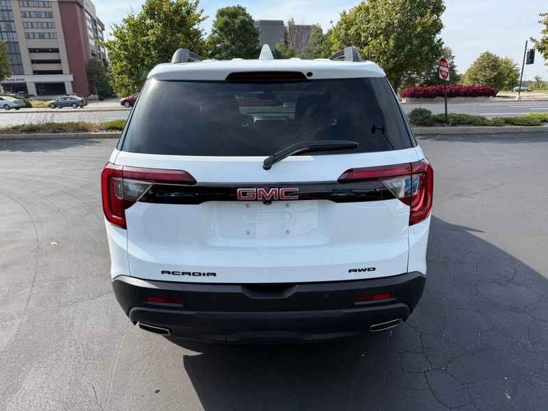 GMC Acadia Vehicle Full-screen Gallery Image 8