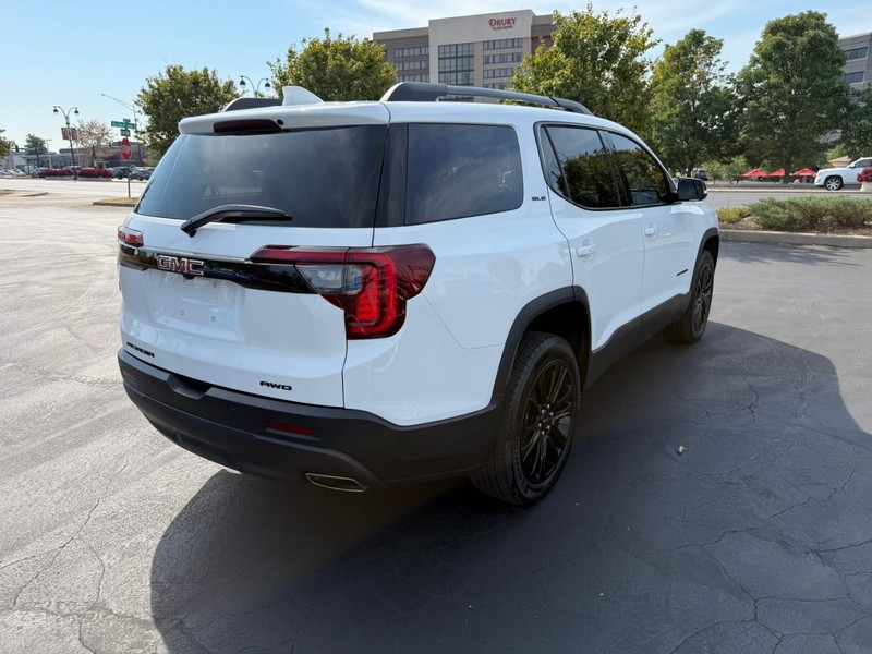 GMC Acadia Vehicle Full-screen Gallery Image 9
