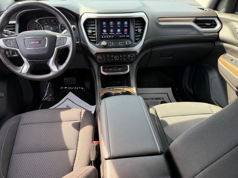 GMC Acadia Vehicle Full-screen Gallery Image 14