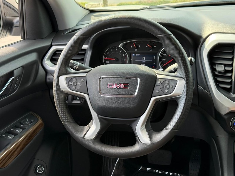GMC Acadia Vehicle Full-screen Gallery Image 15