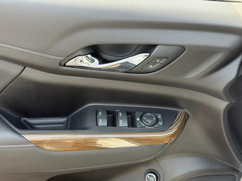 GMC Acadia Vehicle Full-screen Gallery Image 18