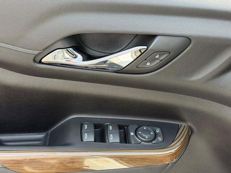 GMC Acadia Vehicle Full-screen Gallery Image 19