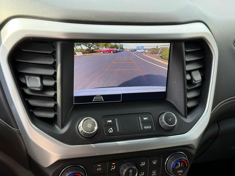 GMC Acadia Vehicle Full-screen Gallery Image 27