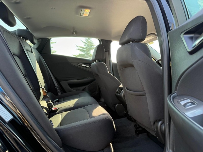 Chevrolet Malibu Vehicle Full-screen Gallery Image 11