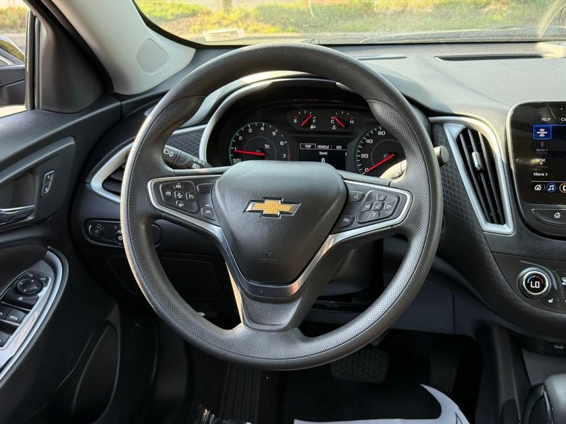 Chevrolet Malibu Vehicle Full-screen Gallery Image 13