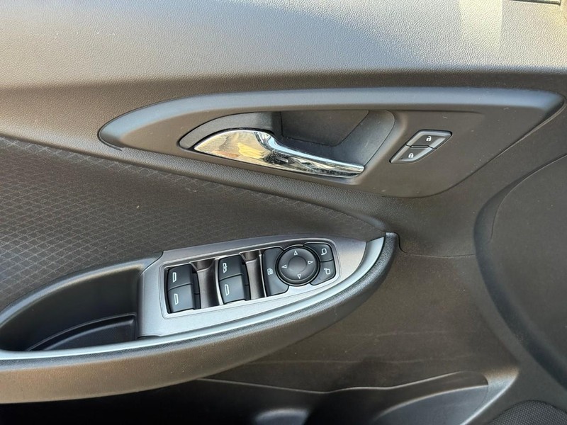 Chevrolet Malibu Vehicle Full-screen Gallery Image 16