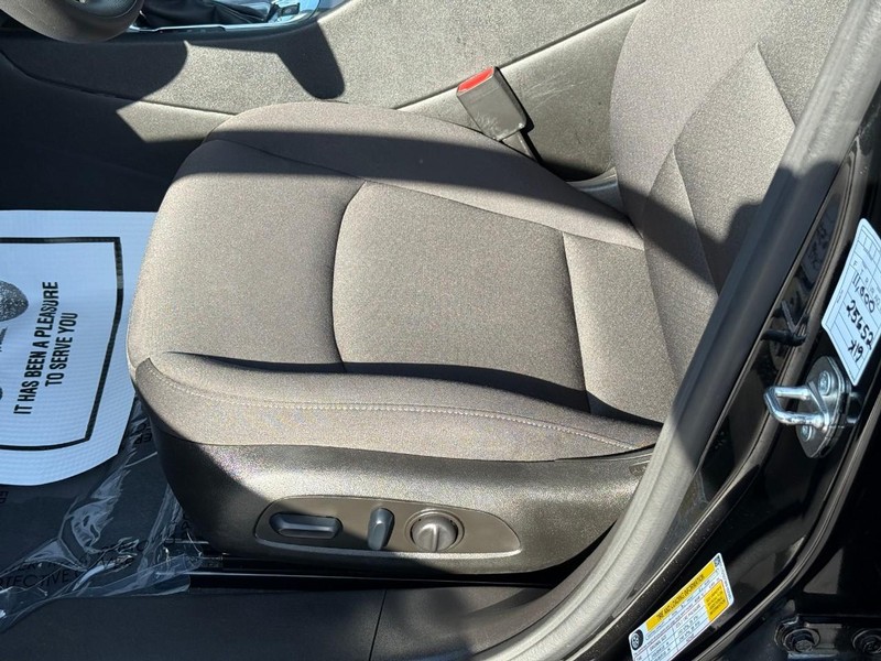 Chevrolet Malibu Vehicle Full-screen Gallery Image 17