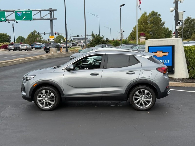 Buick Encore GX Vehicle Full-screen Gallery Image 2