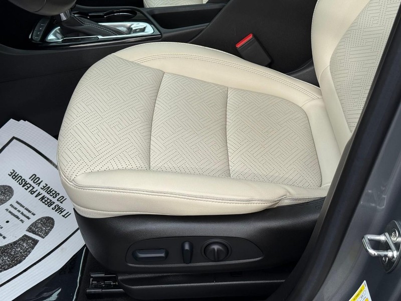 Buick Encore GX Vehicle Full-screen Gallery Image 18