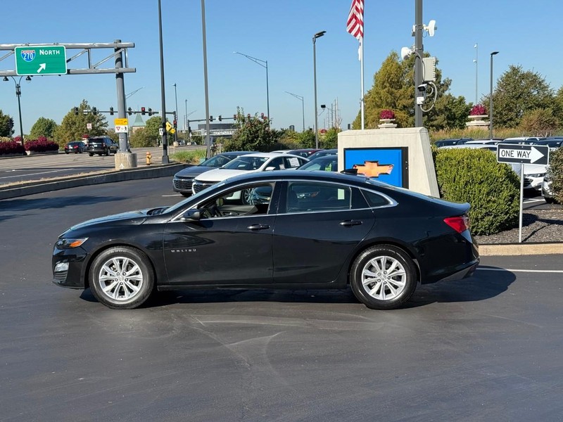 Chevrolet Malibu Vehicle Full-screen Gallery Image 2