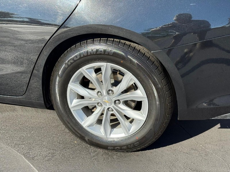 Chevrolet Malibu Vehicle Full-screen Gallery Image 4