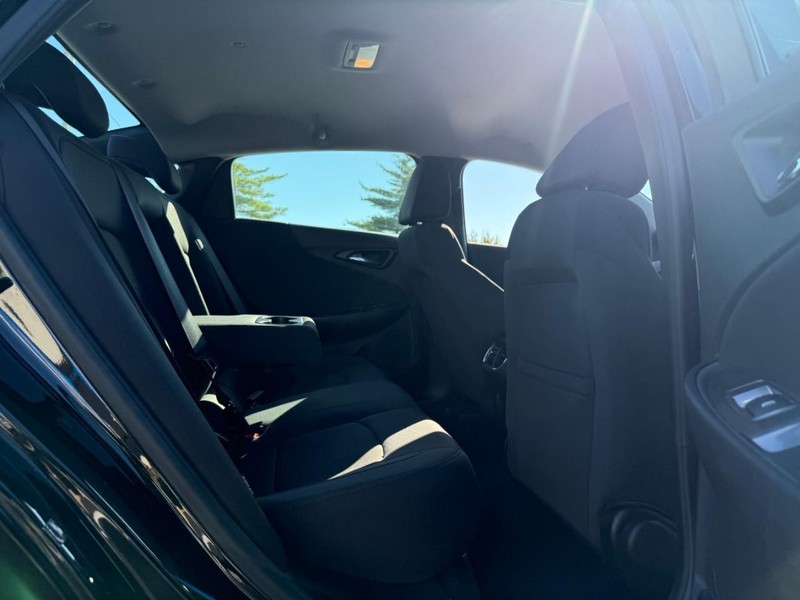 Chevrolet Malibu Vehicle Full-screen Gallery Image 10