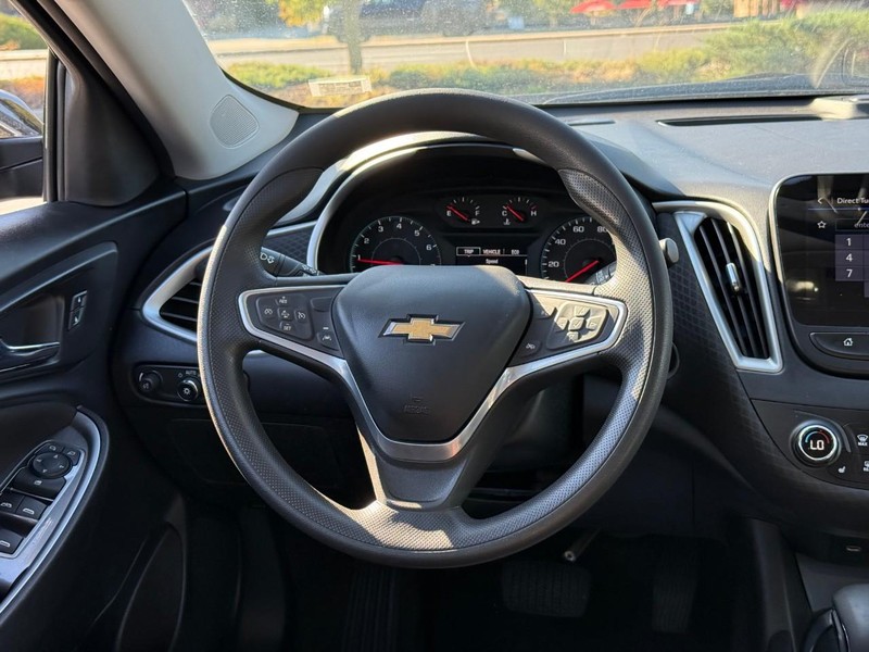 Chevrolet Malibu Vehicle Full-screen Gallery Image 12