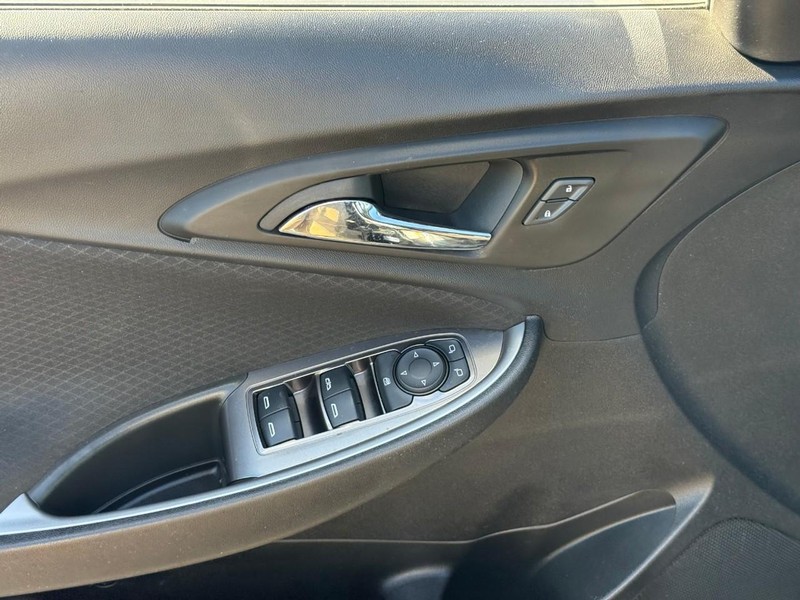 Chevrolet Malibu Vehicle Full-screen Gallery Image 15