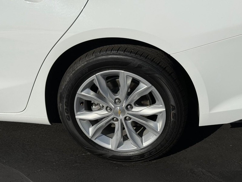 Chevrolet Malibu Vehicle Full-screen Gallery Image 4