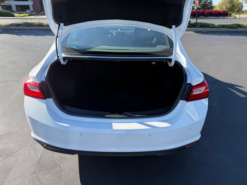 Chevrolet Malibu Vehicle Full-screen Gallery Image 6