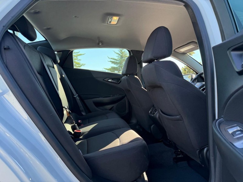 Chevrolet Malibu Vehicle Full-screen Gallery Image 11