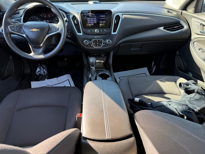 Chevrolet Malibu Vehicle Full-screen Gallery Image 12