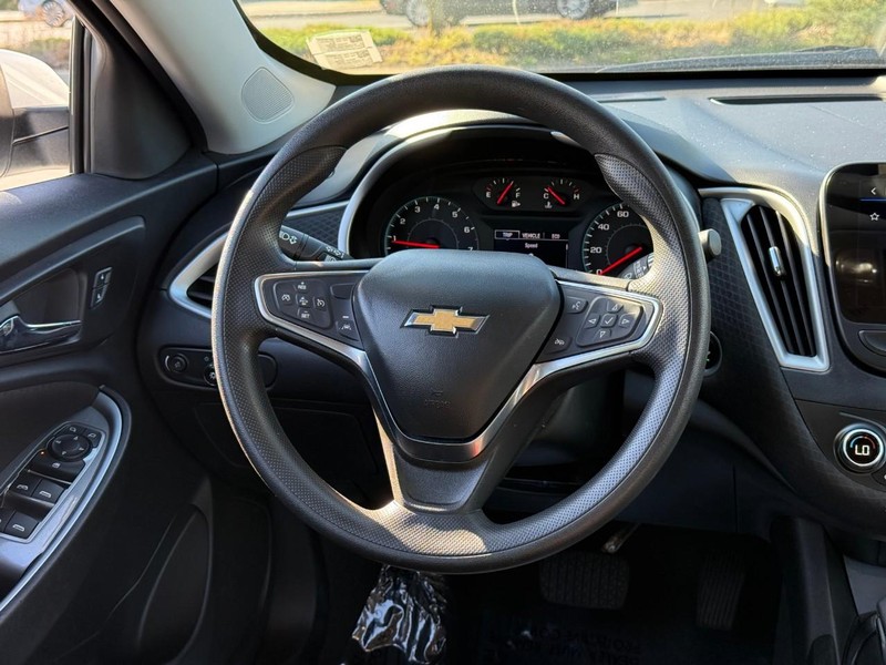 Chevrolet Malibu Vehicle Full-screen Gallery Image 13