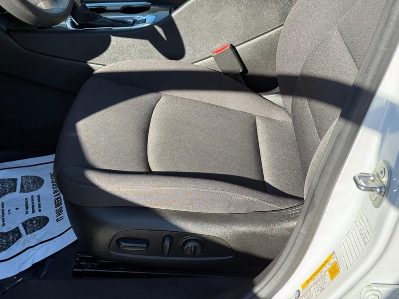 Chevrolet Malibu Vehicle Full-screen Gallery Image 18