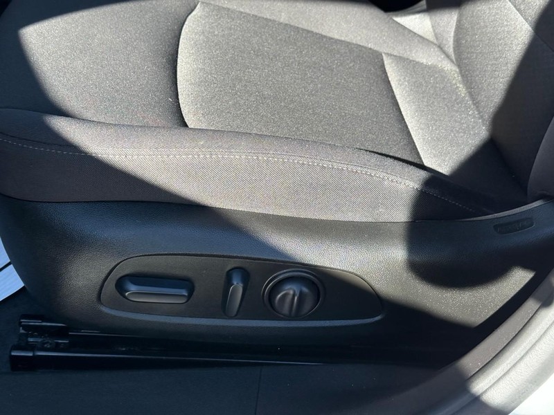 Chevrolet Malibu Vehicle Full-screen Gallery Image 19