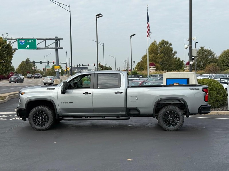 Chevrolet Silverado 2500HD Vehicle Full-screen Gallery Image 2