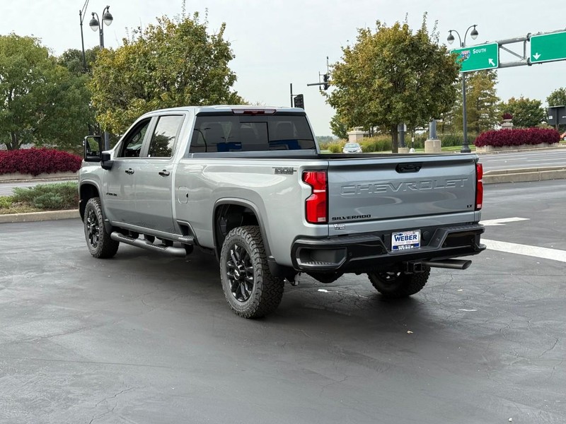 Chevrolet Silverado 2500HD Vehicle Full-screen Gallery Image 3