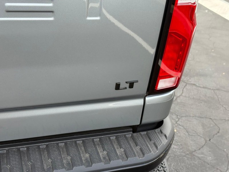 Chevrolet Silverado 2500HD Vehicle Full-screen Gallery Image 5