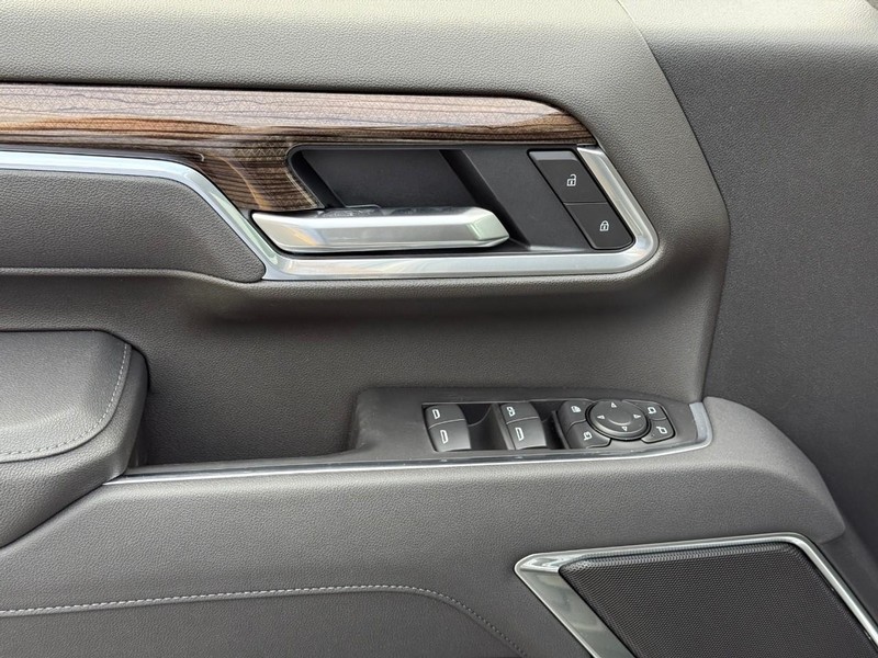 Chevrolet Silverado 2500HD Vehicle Full-screen Gallery Image 11