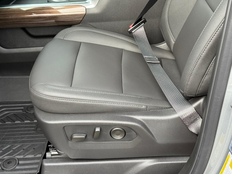 Chevrolet Silverado 2500HD Vehicle Full-screen Gallery Image 12