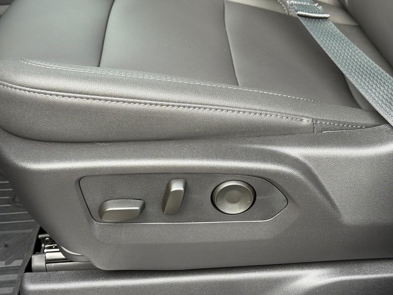 Chevrolet Silverado 2500HD Vehicle Full-screen Gallery Image 13