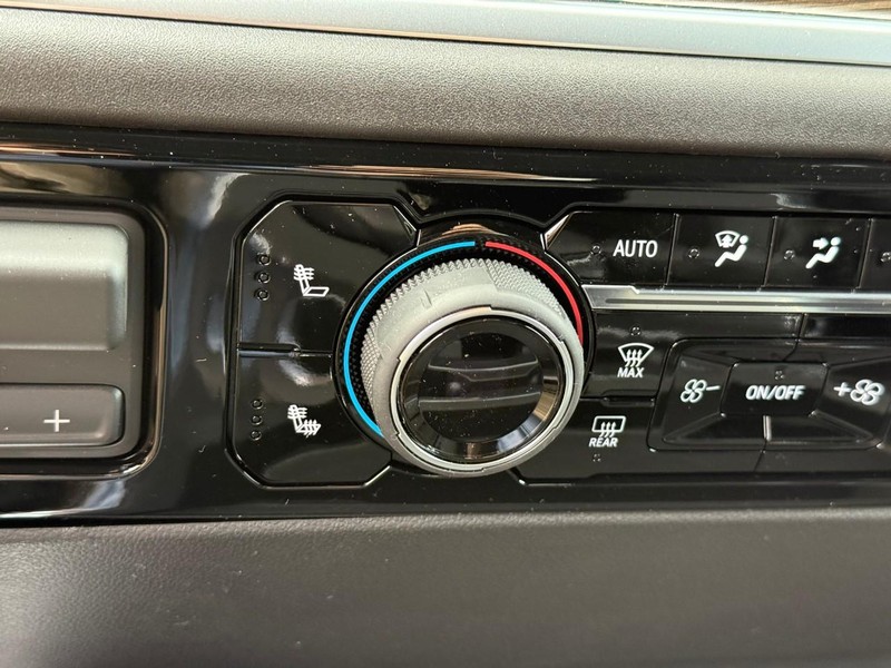 Chevrolet Silverado 2500HD Vehicle Full-screen Gallery Image 16