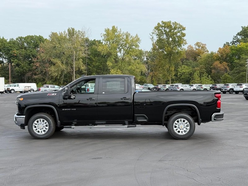 Chevrolet Silverado 2500HD Vehicle Full-screen Gallery Image 2
