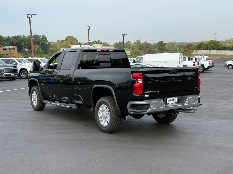 Chevrolet Silverado 2500HD Vehicle Full-screen Gallery Image 3