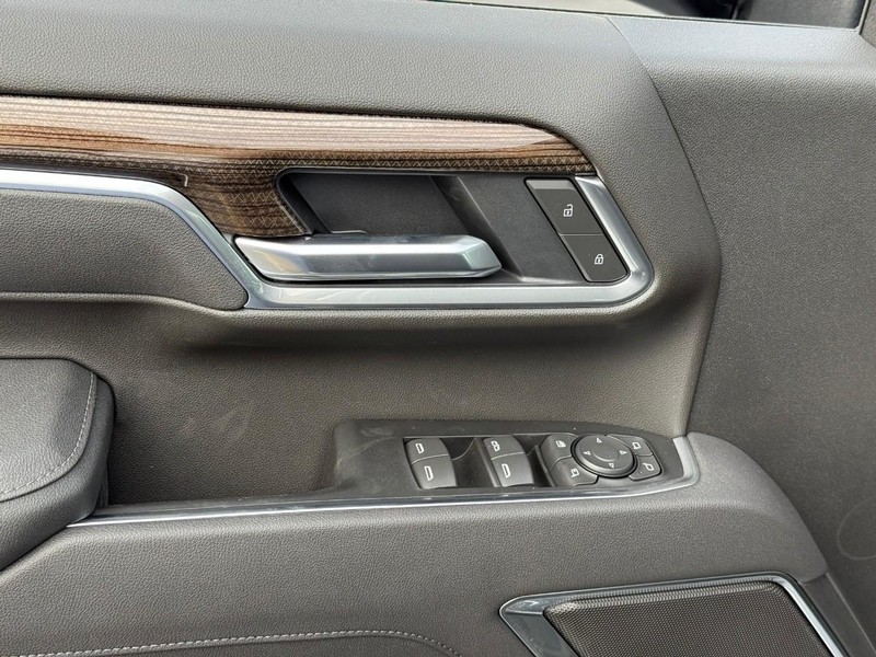 Chevrolet Silverado 2500HD Vehicle Full-screen Gallery Image 10