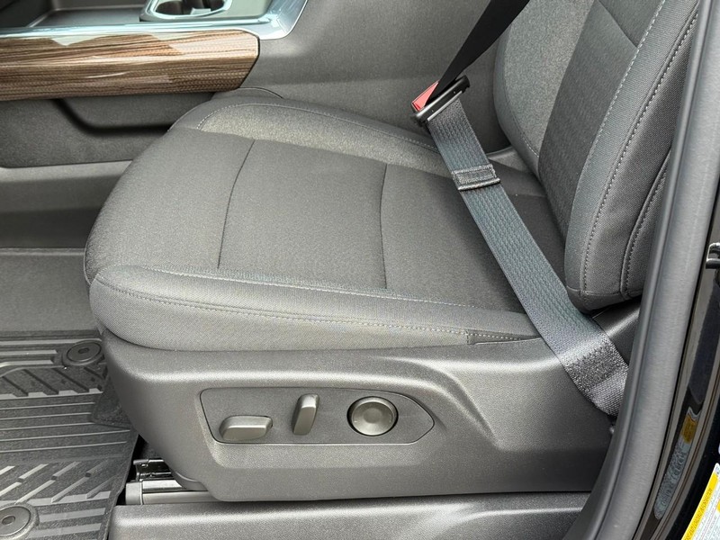 Chevrolet Silverado 2500HD Vehicle Full-screen Gallery Image 11