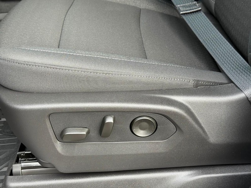 Chevrolet Silverado 2500HD Vehicle Full-screen Gallery Image 12