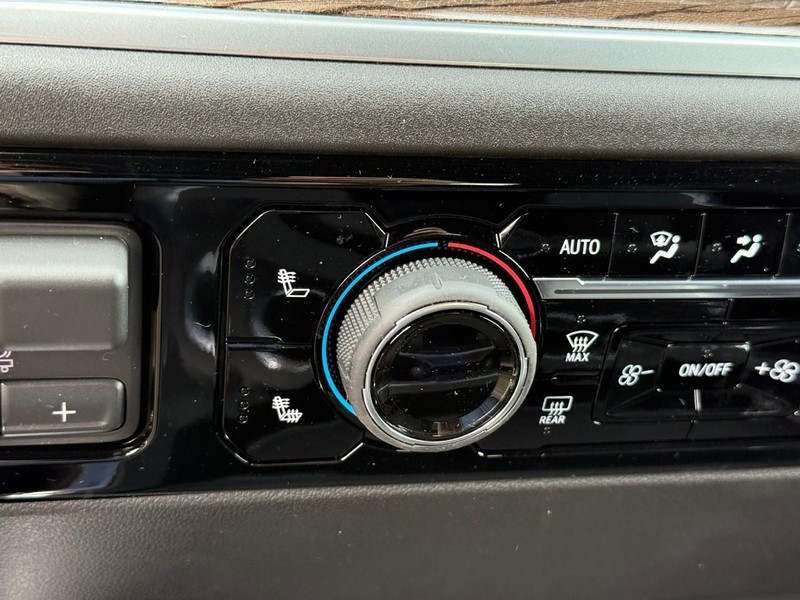 Chevrolet Silverado 2500HD Vehicle Full-screen Gallery Image 15