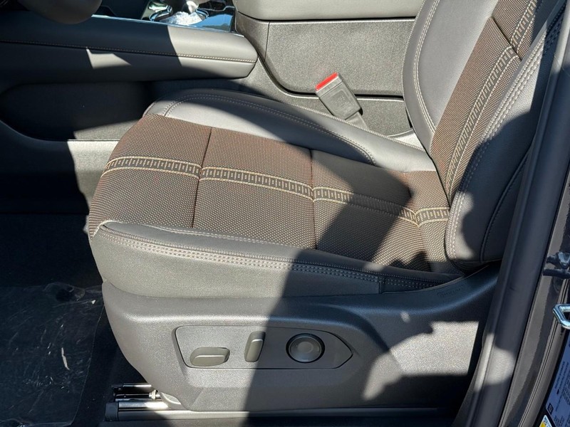 Chevrolet Tahoe Vehicle Full-screen Gallery Image 12