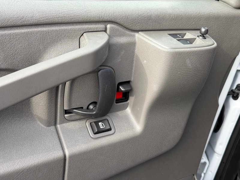 Chevrolet Express Cargo Van Vehicle Full-screen Gallery Image 6