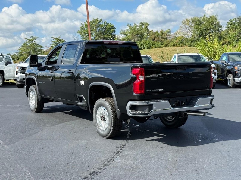 Chevrolet Silverado 2500HD Vehicle Full-screen Gallery Image 3