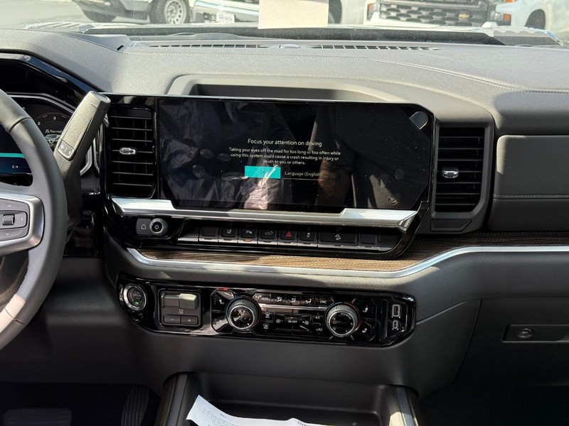 Chevrolet Silverado 2500HD Vehicle Full-screen Gallery Image 8