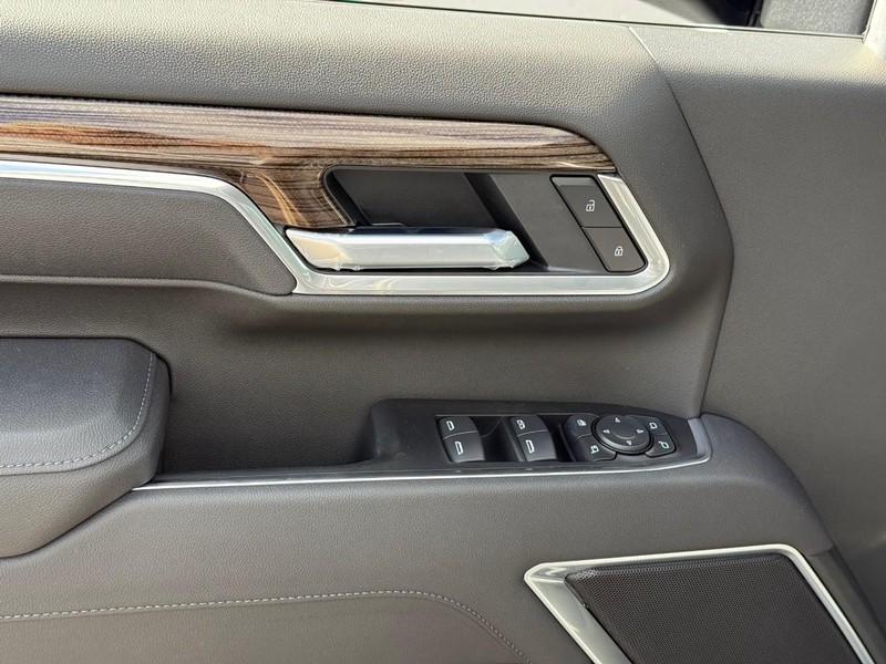 Chevrolet Silverado 2500HD Vehicle Full-screen Gallery Image 10