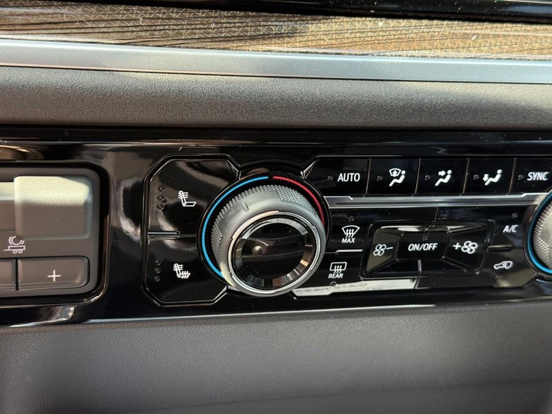 Chevrolet Silverado 2500HD Vehicle Full-screen Gallery Image 13