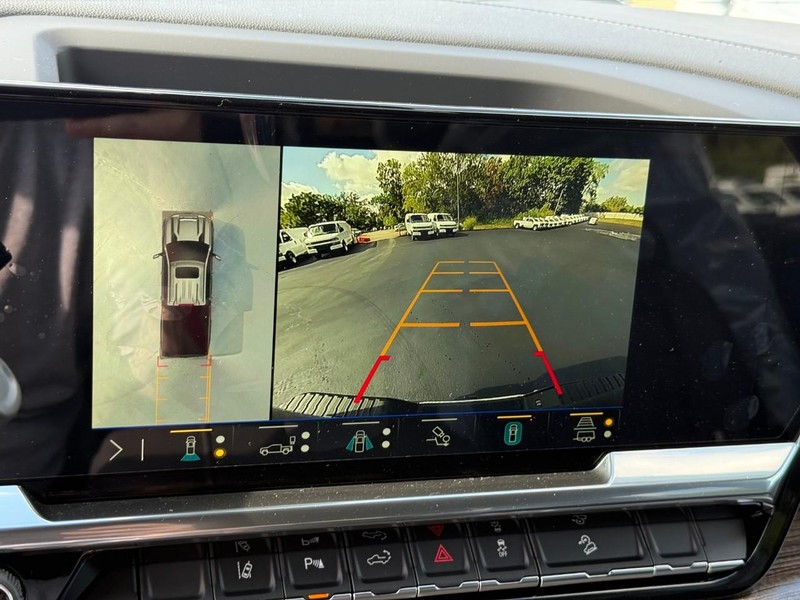 Chevrolet Silverado 2500HD Vehicle Full-screen Gallery Image 14